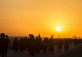 جاده ۹۰ کیلومتری نجف - کربلا هفت روزمانده به اربعین مملو از زائران حسینی شد + فیلم