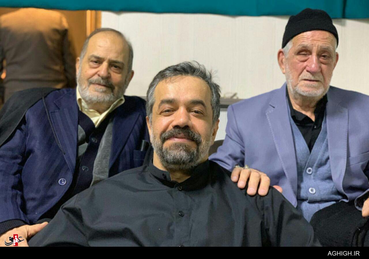 تصویری از حاج محمود کریمی در کنار دو پیرغلام