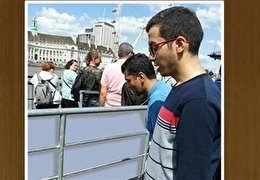 نماز دانش آموز ایرانی بر روی یکی از پل های لندن