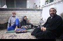 حضور حجت الاسلام شهاب مرادی در منزل یک شهید در شهر ری