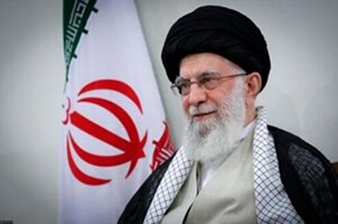 با شوق و حسرت به کسانی که به راهپیمایی اربعین میروند نگاه میکنم