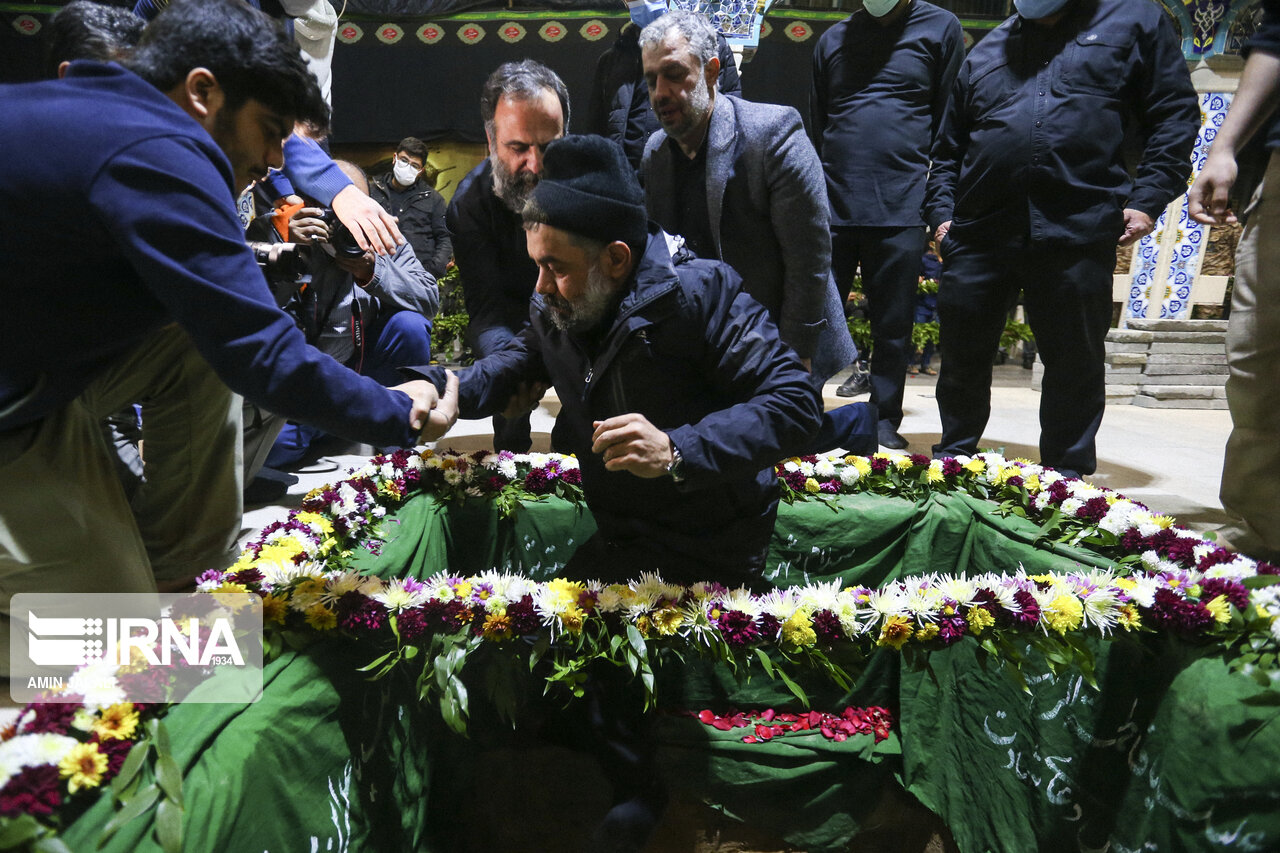 حاج محمود کریمی در مراسم تدفین شهدای گمنام