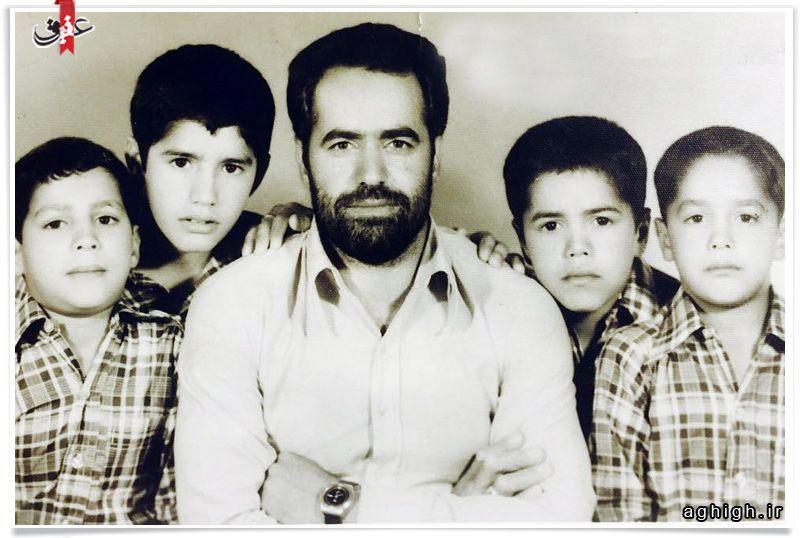 عکس مداح معروف در کنار پدر و برادر شهیدش
