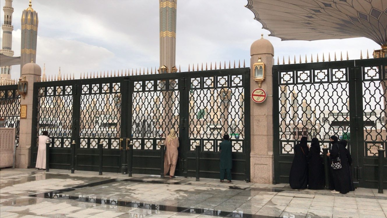 حضور زائران پشت درهای بسته مسجدالنبی(ص) +عکس