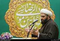 از اهل بیت برای منافع خودمان هزینه نکنیم