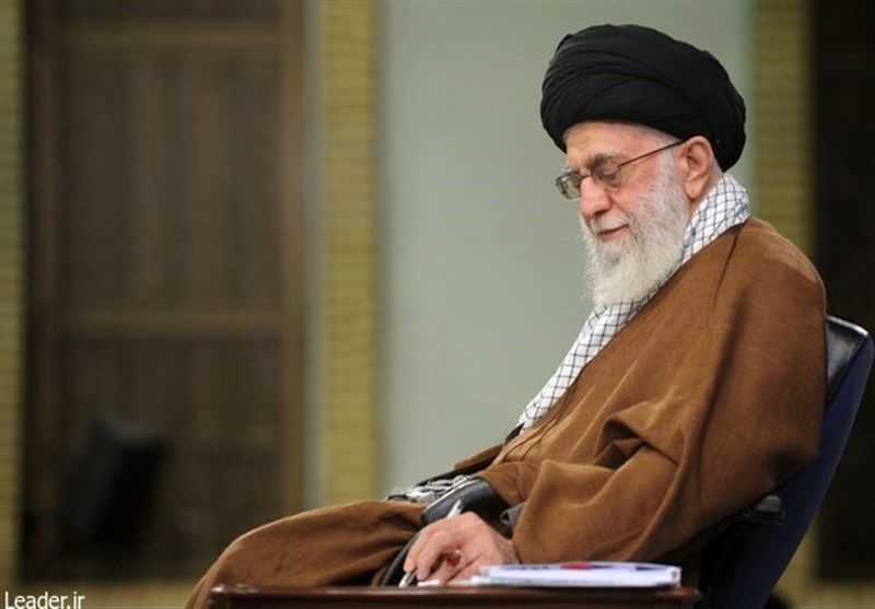 امام خامنه‌ای به جوانان فرانسه: از رئیس‌جمهور خود بپرسید چرا تردید در هولوکاست جرم است توهین به پیامبر آزاد؟