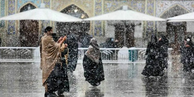 بارش اولین برف سال در حرم امام رضا (ع)+عکس و فیلم