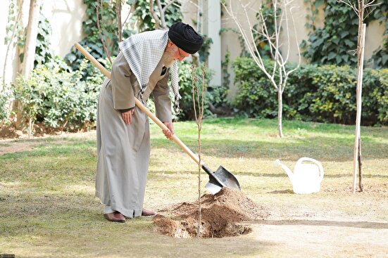 کاشت نهال توسط رهبر انقلاب در روز درختکاری