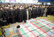 اقامه نماز بر پیکر رئیس‌جمهور شهید و همراهان گرامی ایشان به امامت رهبر انقلاب