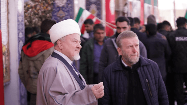 حضور زائران روسی بر سر مزار حاج‌قاسم + عکس