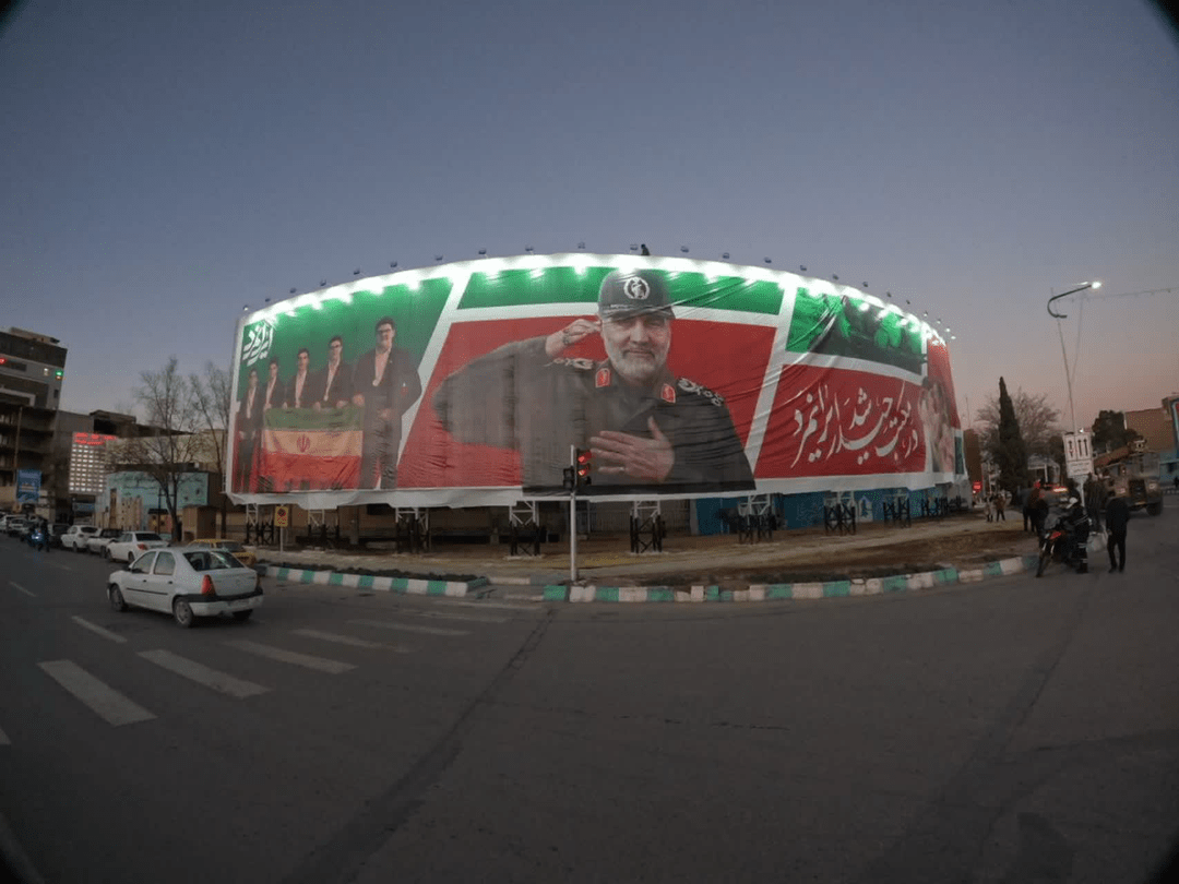 حضور زائران روسی بر سر مزار حاج‌قاسم + عکس