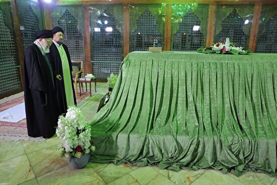 حضور رهبر انقلاب در مرقد بنیانگذار جمهوری اسلامی ایران در آغاز جشن‌های دهه فجر
