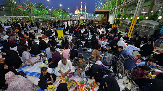 برپایی ضیافت افطار در جوار حرم‌های کربلا +فیلم