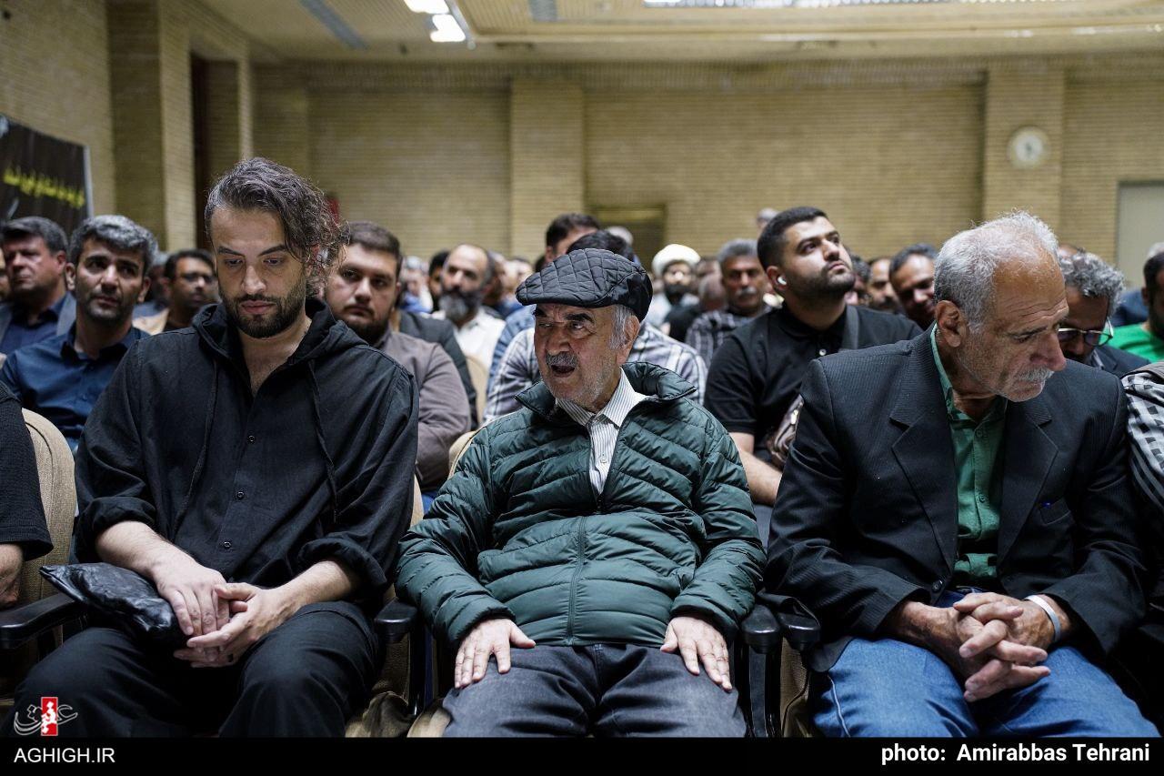 بنیامین بهادری در کنار مداح معروف در مراسم ختم