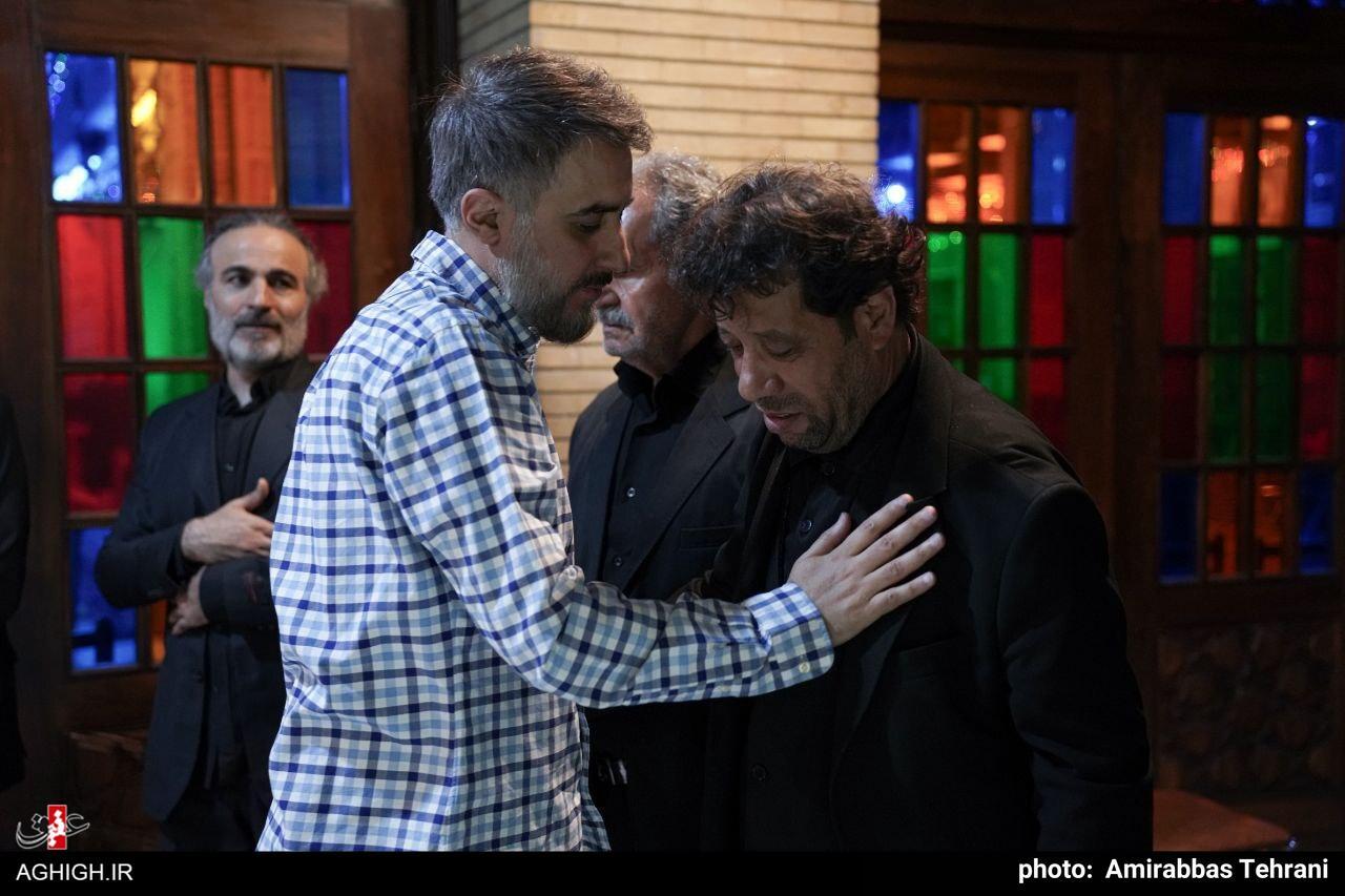 بنیامین بهادری در کنار مداح معروف در مراسم ختم