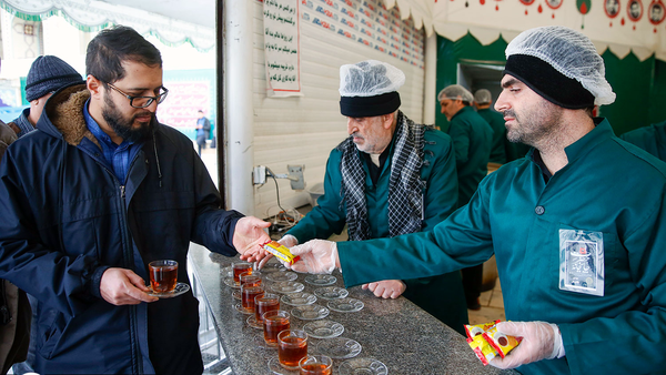 پذیرایی ۲۴ ساعته چایخانههای امام رضا(ع) پذیرایی ۲۴ ساعته چایخانههای امام رضا(ع)