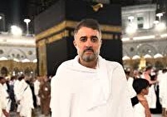مداحی سید احمد الموسوی مداح بحرینی در کنار کربلایی محمدحسین پویانفر در مسجدالحرام/ حج ۱۴۰۴