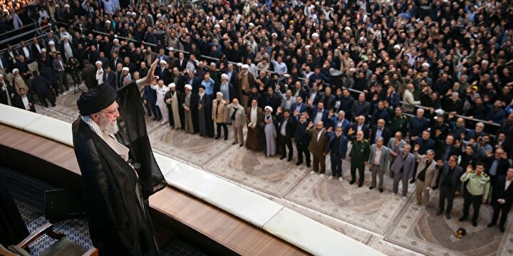 رهبر انقلاب: استقلال ملی یعنی کشور منتظر چراغ سبز یا قرمز آمریکا نباشد/ غنی‌سازی کلید مسئله هسته‌ای است و آمریکا حق یاوه‌گویی درباره آن را ندارد