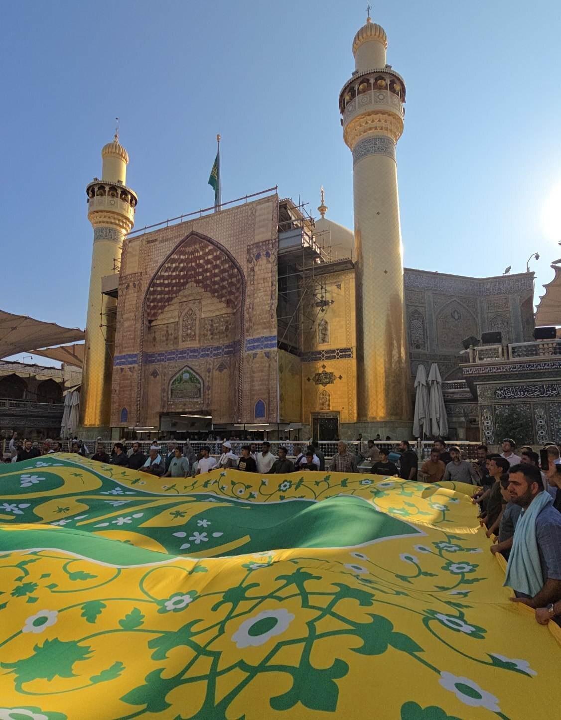 پرچم های مهمونی ده کیلومتری غدیر در حرم امیرالمومنین(ع) متبرک شدند پرچم های مهمونی ده کیلومتری غدیر در حرم امیرالمومنین(ع) متبرک شدند