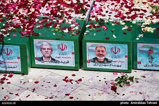 تدفین پیکر شهدای حملات رژیم صهیونسیتی در امام زاده صالح(ع)