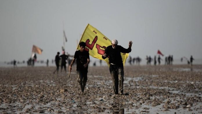 عبور زائران اربعین از دل تالاب‌ها +عکس‌