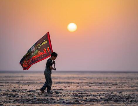 عبور زائران اربعین از دل تالاب‌ها +عکس‌