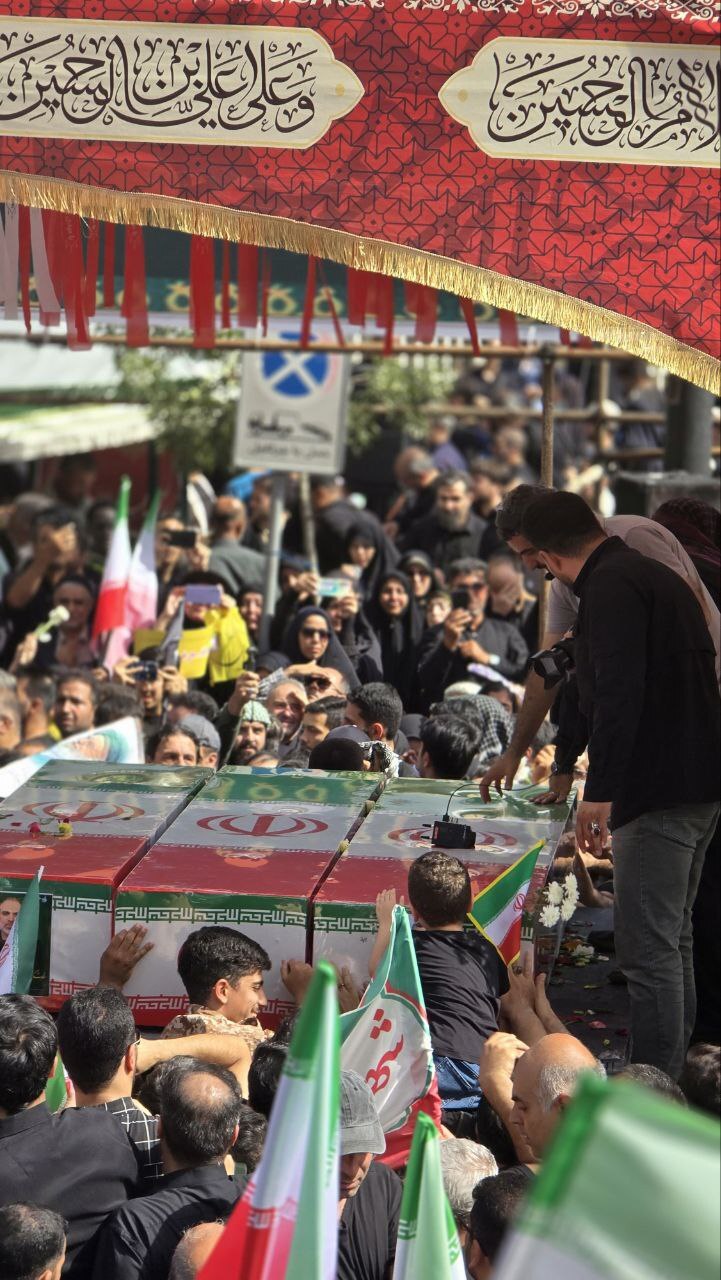 وداع میلیونی پایتخت نشینان با شهدای اقتدار/ حضور چشمگیر نسل جوان امید آفرین است وداع میلیونی پایتخت نشینان با شهدای اقتدار/ حضور چشمگیر نسل جوان امید آفرین است