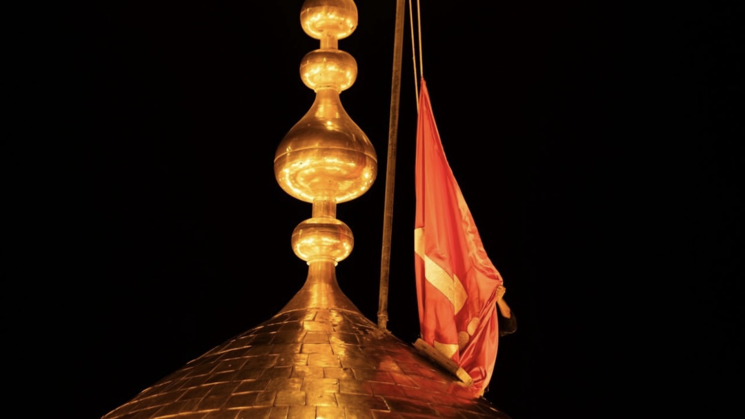 پرچم گنبد حرم امام حسین(ع) تعویض شد پرچم گنبد حرم امام حسین(ع) تعویض شد