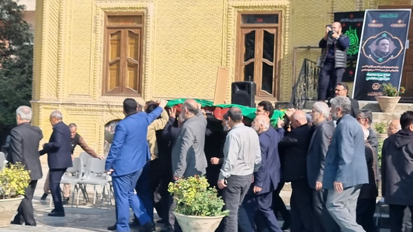 مداحان با نوای «حسین وای» پیکر استاد موسوی را تشییع کردند