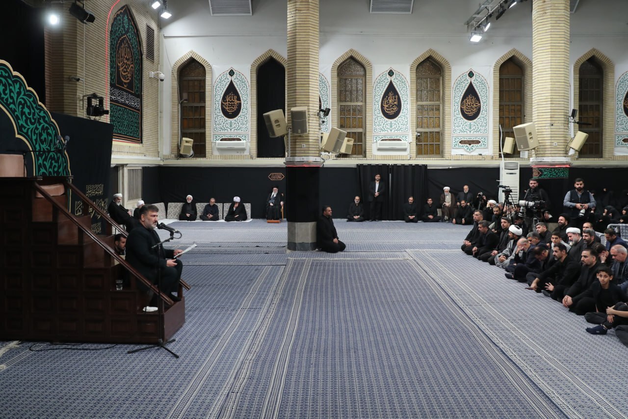 اولین شب مراسم عزاداری شهادت حضرت زهرا(س) با حضور رهبر انقلاب برگزارشد