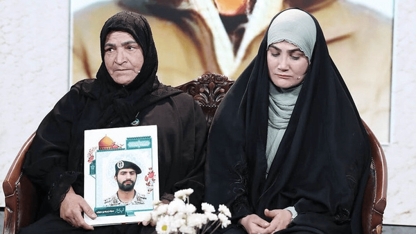 بوسه بر گوشه چادر مادر شهید سجاد زبرجدی