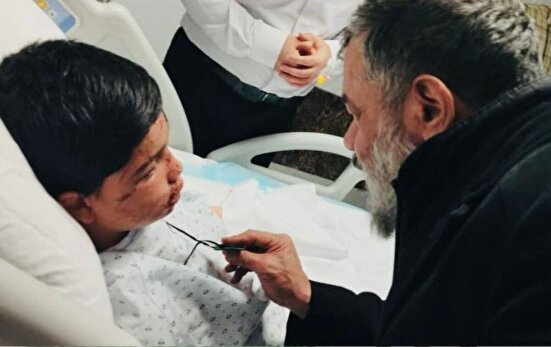 عیادت حاج محمود کریمی از سقاب اصفهانی و فرزند یازده ساله اش