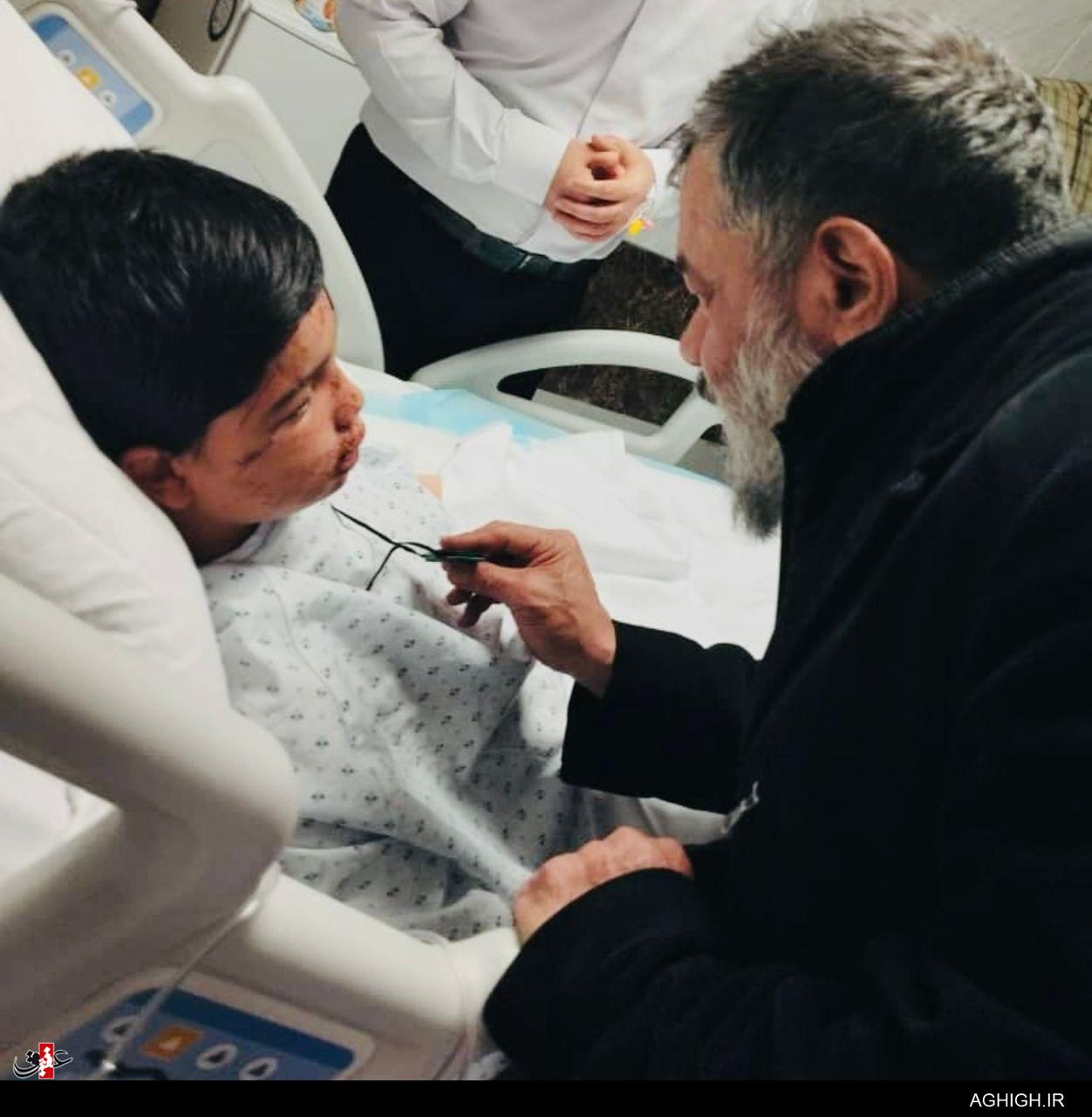 عیادت حاج محمود کریمی از سقاب اصفهانی و فرزند یازده ساله اش