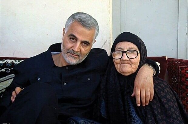 بوسه حاج قاسم بر کف پای مادر