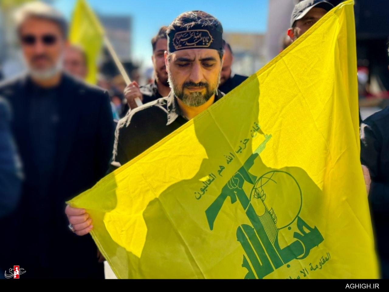 حاج سیدمجید بنی فاطمه با پرچم حزب الله لبنان در مراسم چهلم رهبر شهید انقلاب