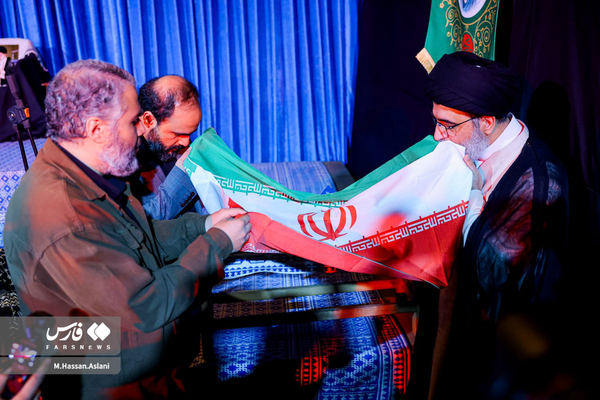 رونمایی از «در آغوش نیل» در خیابان کشور دوست رونمایی از «در آغوش نیل» در خیابان کشور دوست