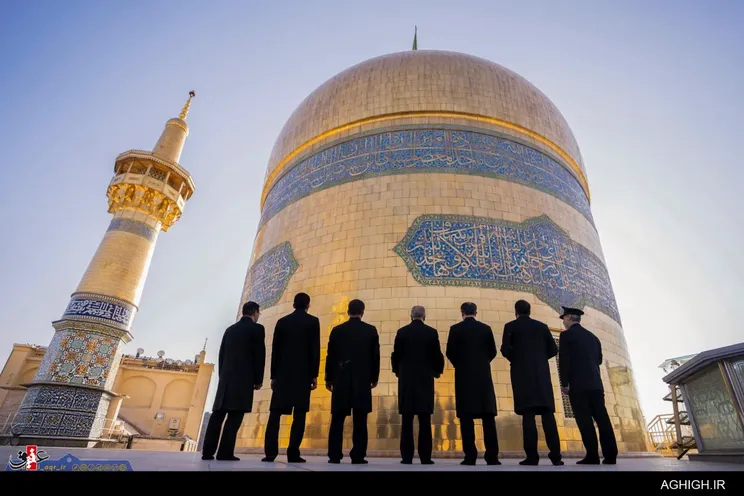 مراسم تعویض پرچم گنبد و پوش ضریح مطهر امام رضا(ع)
