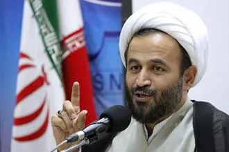 پناهيان: به نوشتن علاقه مندترم تا به سخنرانی