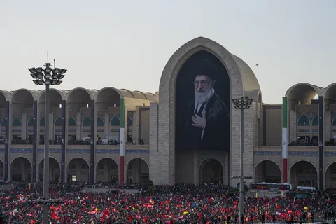 اولین روز وداع امت با آقای شهید ایران