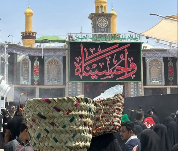 بانوان با بیل و بوریا حرم امام حسین(ع) را قرق کردند +فیلم