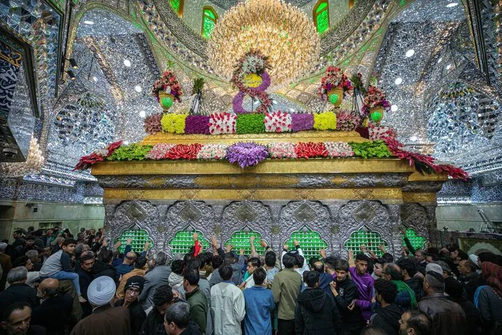ضریح حرم امام حسین (ع) گلباران شد