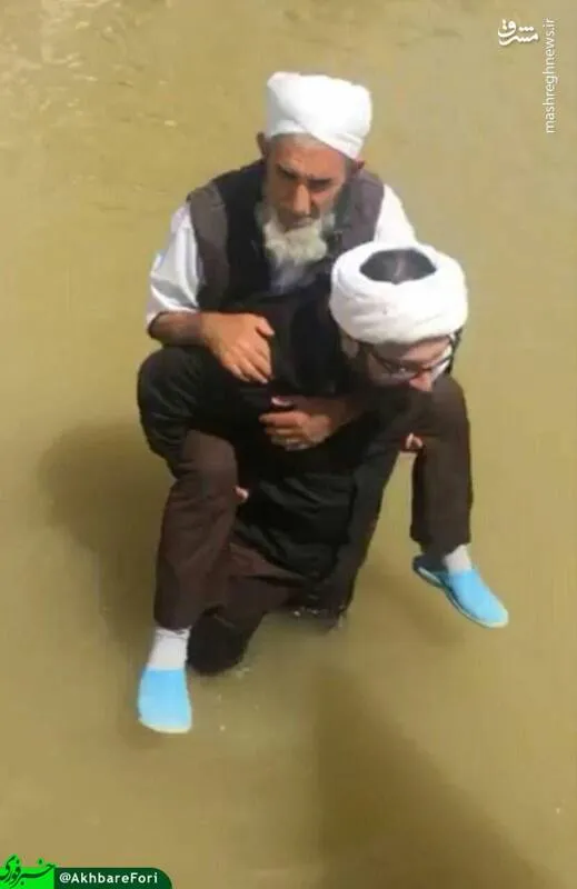 صحنه‌ای زیبا از کمک یک روحانی شیعه به روحانی اهل سنت