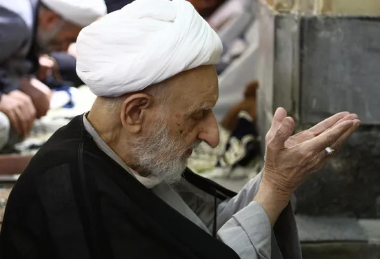 راه کمال از عمل به دستورات ساده شرعی می‌گذرد