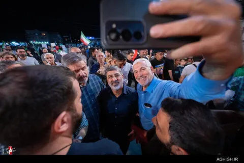 اجتماع به عشق وطن در میدان انقلاب در شب ولادت امام هادی(ع)