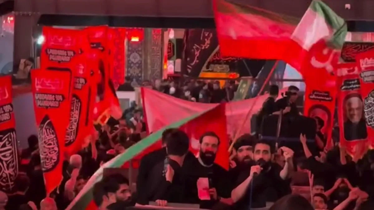 دسته عزای کربلایی حسین طاهری در کربلا با پرچم ایران