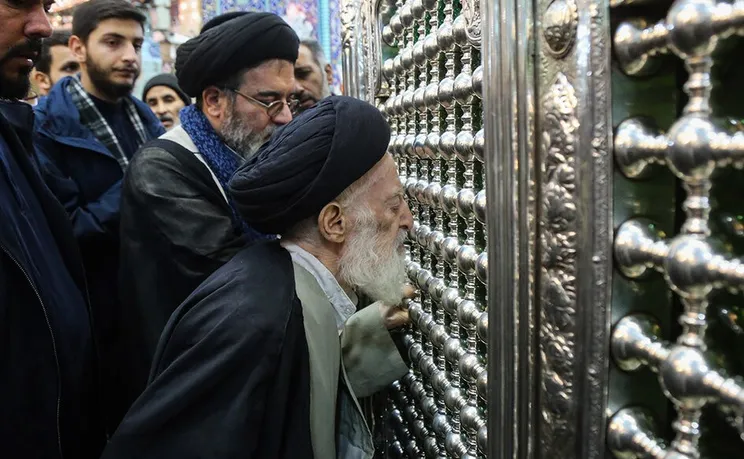 لحظاتی از زیارت حرم حضرت فاطمه معصومه سلام الله علیها توسط مرحوم آیت الله شبیری زنجانی
