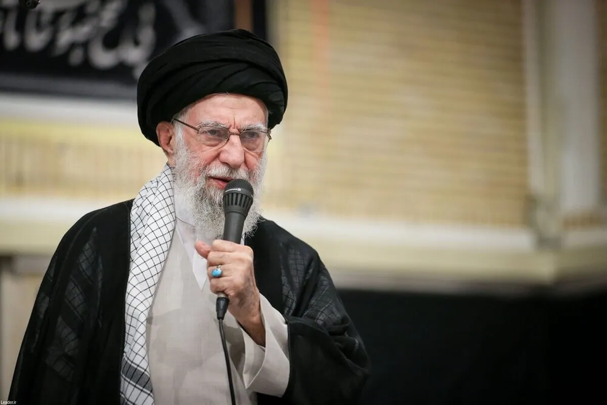 رهبر انقلاب در مراسم بزرگداشت شهدای جنگ تحمیلی اخیر:
جمهوری اسلامی استحکام بی‌نظیر پایه‌های نظام و کشور را به جهان نشان داد