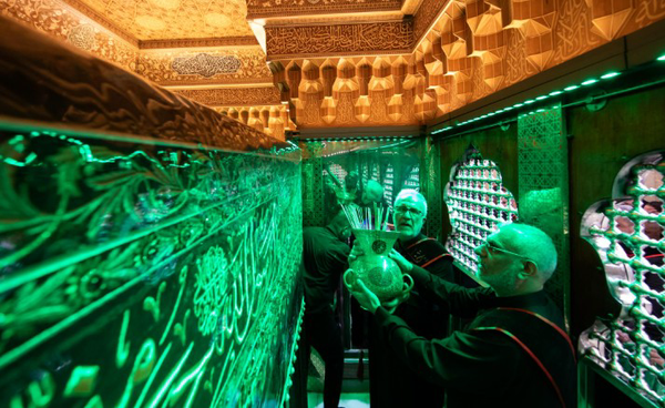 ضریح حرم امام حسین (ع) سیاهپوش شد+فیلم