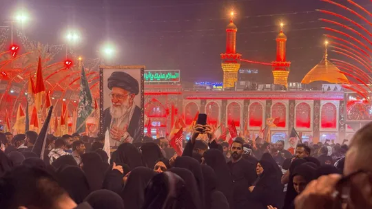 نخستین قاب مشترک پیکر رهبر شهید با حرم حضرت عباس