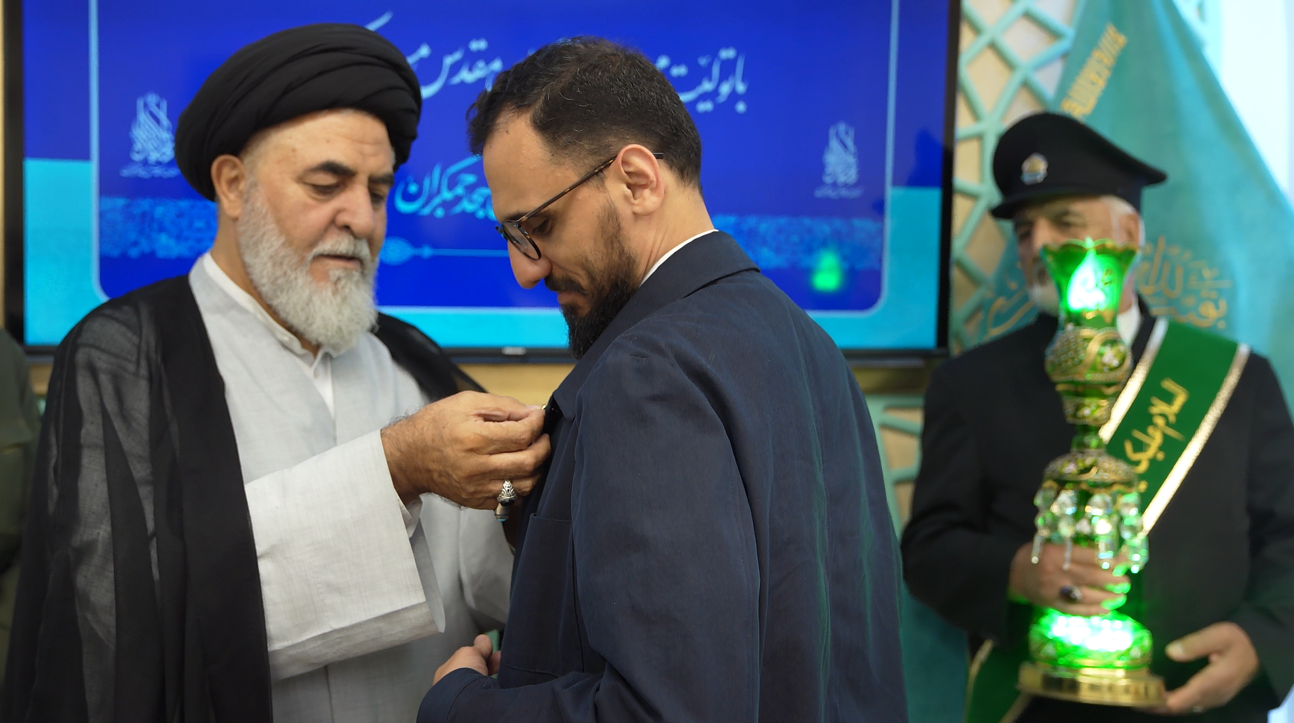 نشان خادمی افتخاری مسجد جمکران بر سینه حسن روح‌الامین نشست